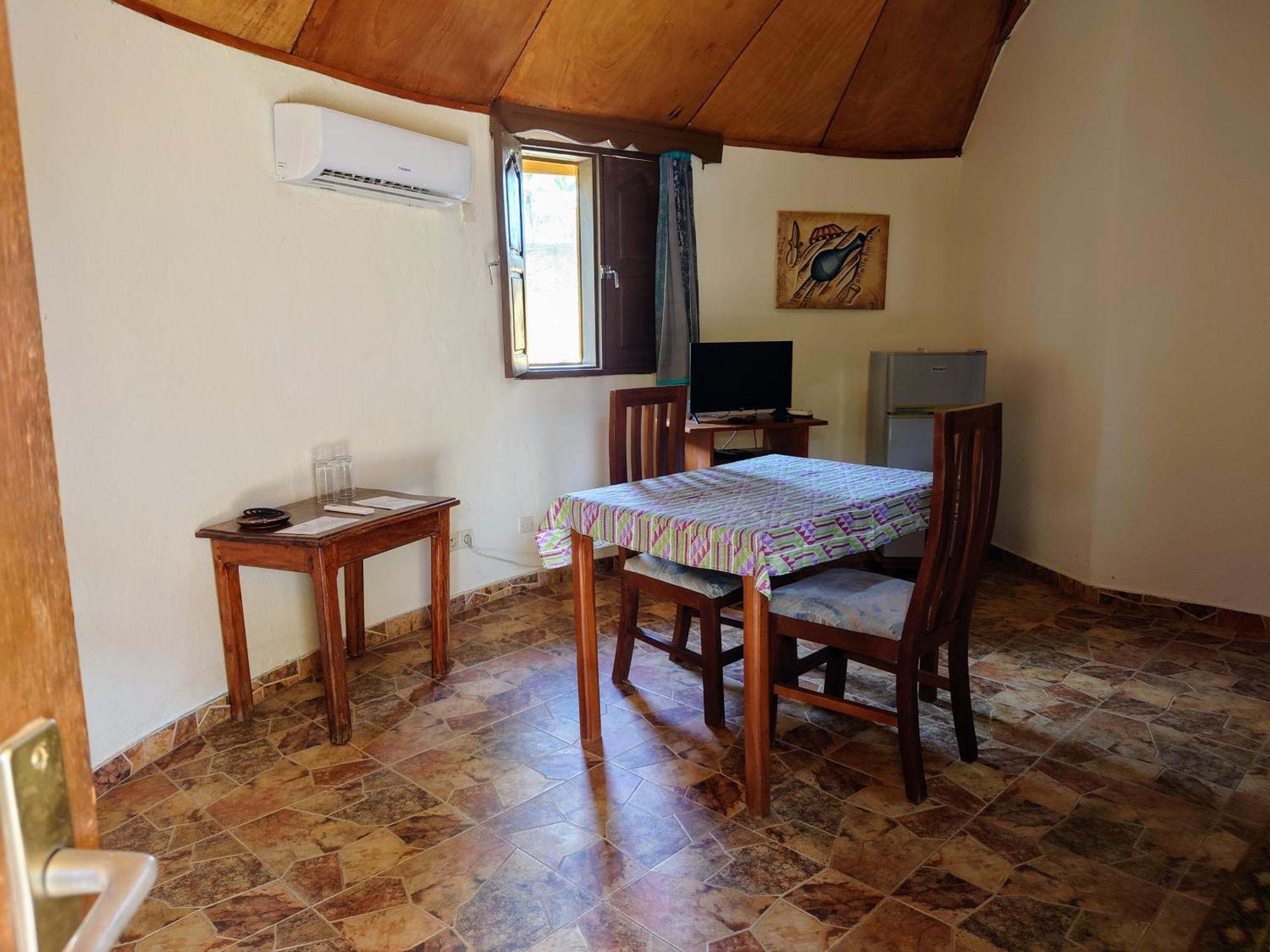 Rundbungalow Auf Lionsrest Grand-Bassam Buitenkant foto